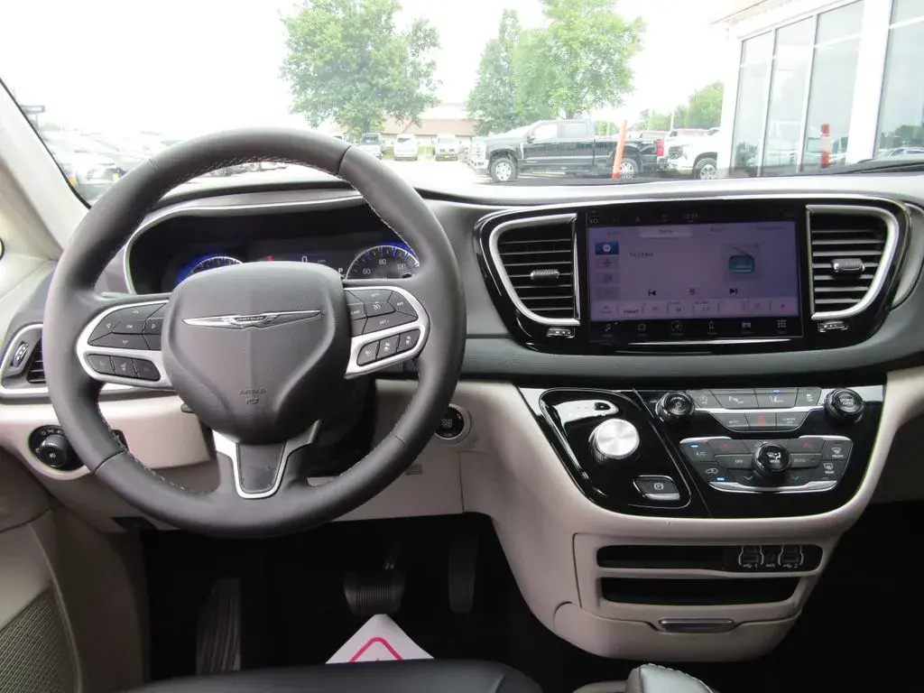 2024 Chrysler Pacifica Touring L photo 5