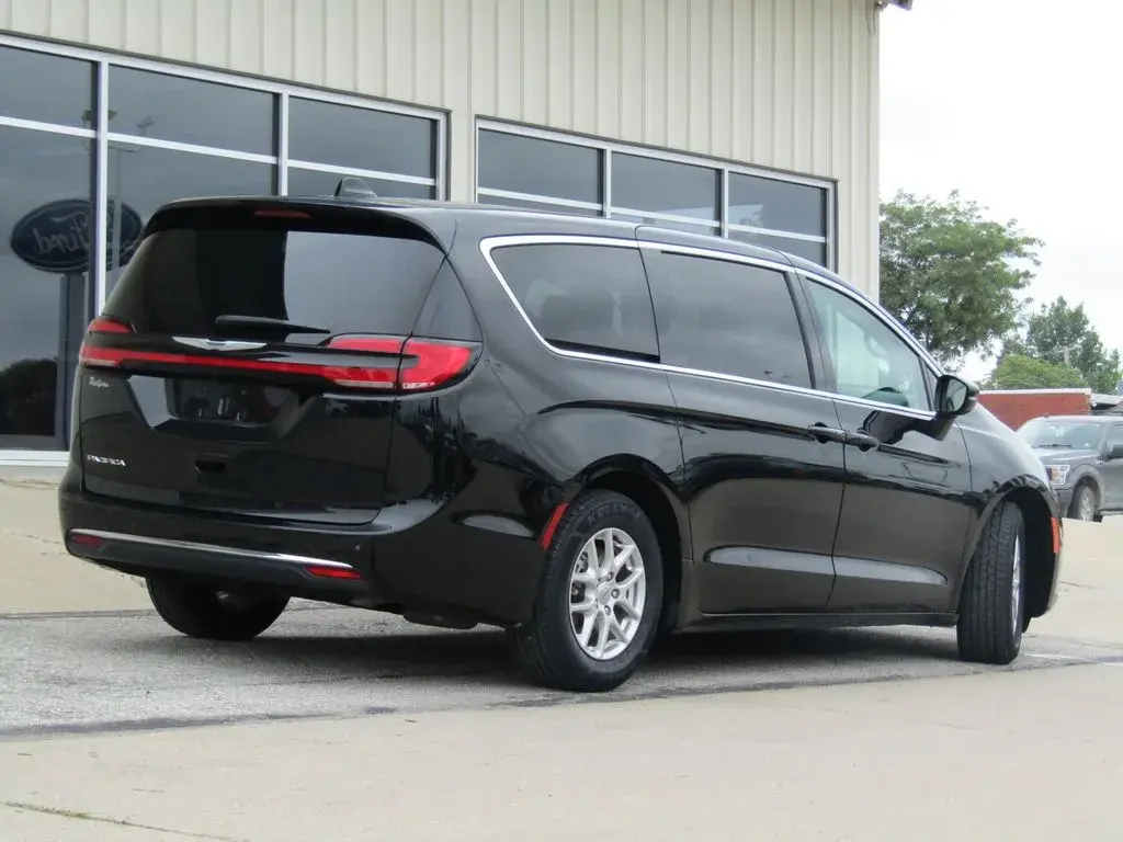 2024 Chrysler Pacifica Touring L photo 3