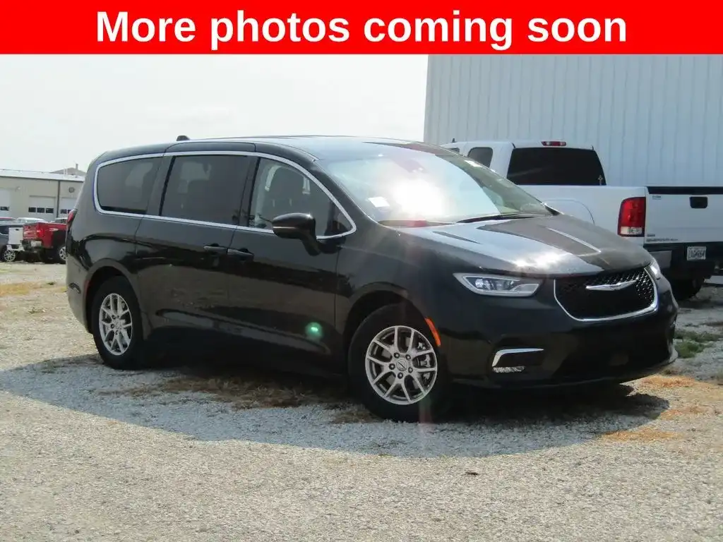 2024 Chrysler Pacifica Touring L's photo