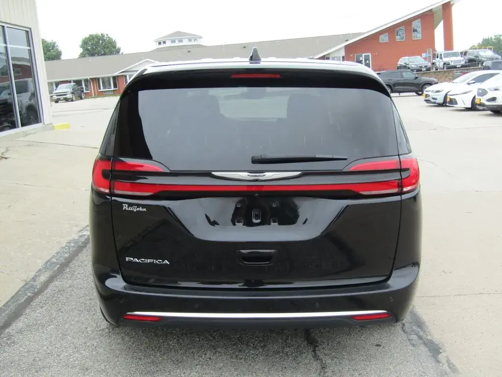 2024 Chrysler Pacifica Touring L photo 4