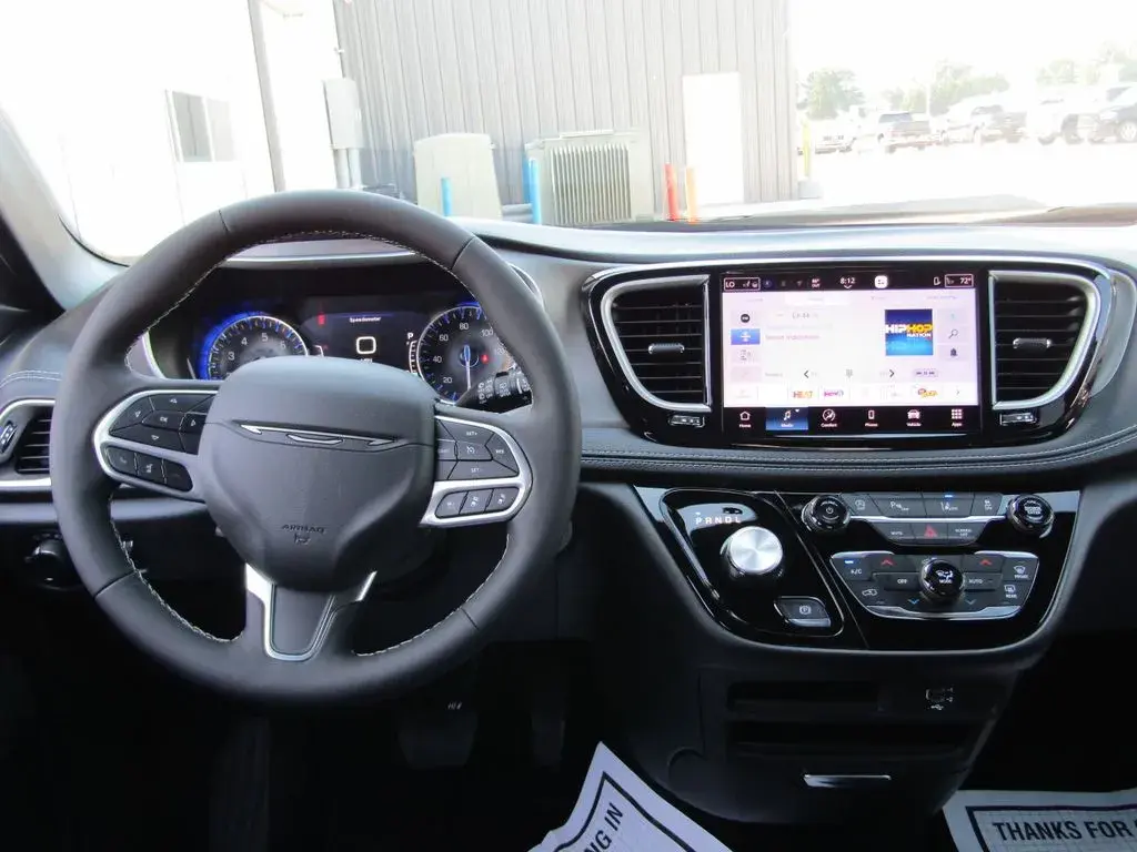 2027 Chrysler Pacifica Select photo 5