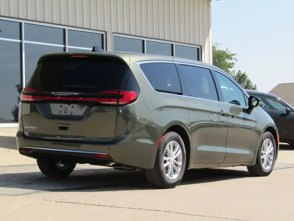 2027 Chrysler Pacifica Select photo 3