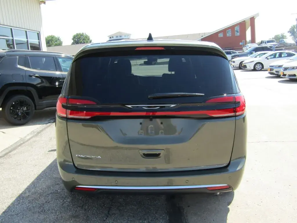 2027 Chrysler Pacifica Select photo 4