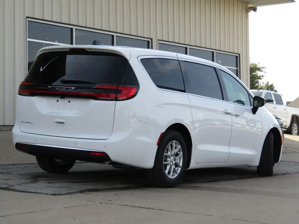 2027 Chrysler Pacifica Select photo 3