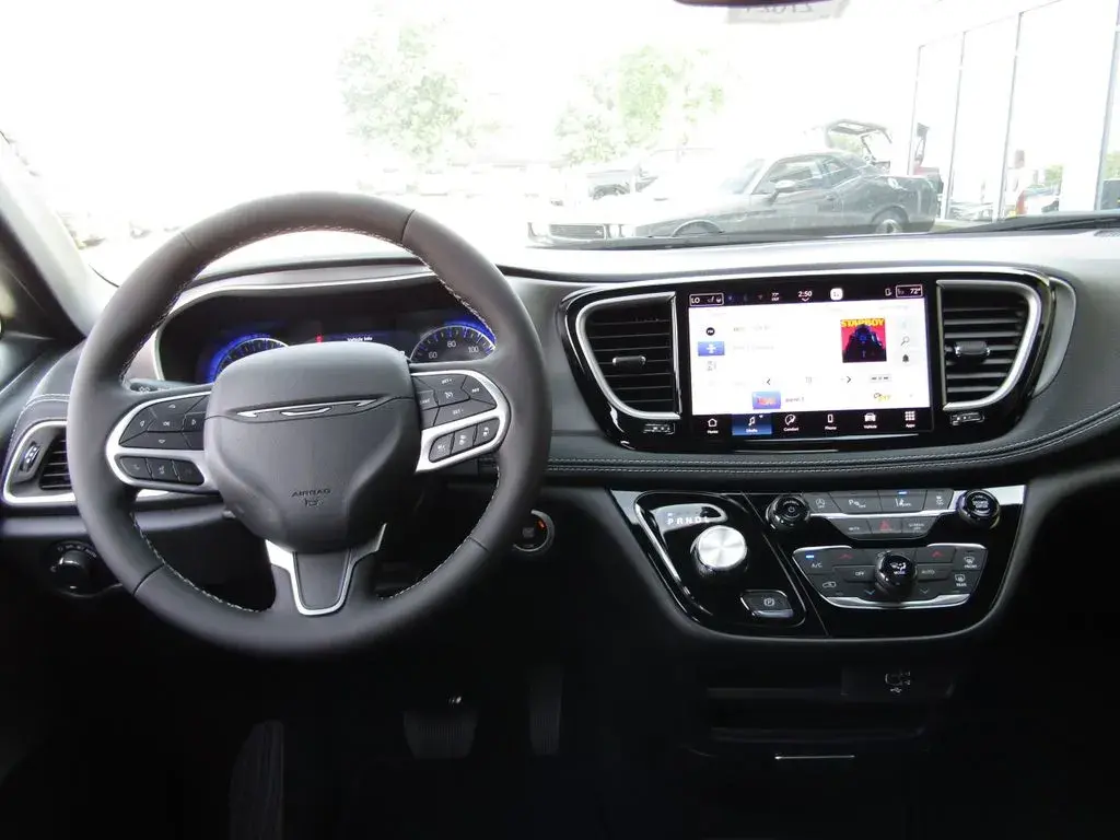 2027 Chrysler Pacifica Select photo 5