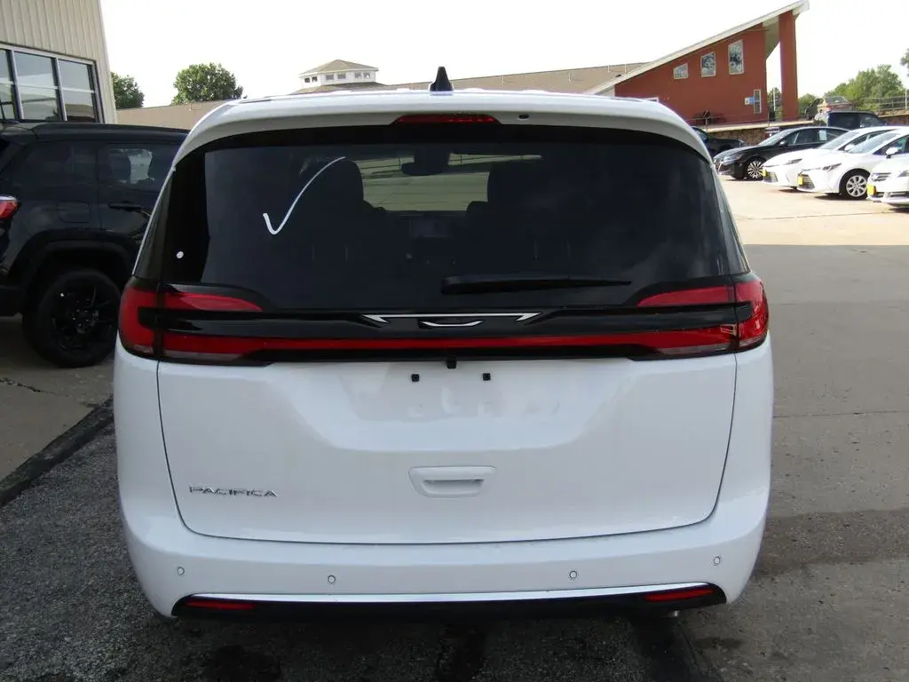 2027 Chrysler Pacifica Select photo 4