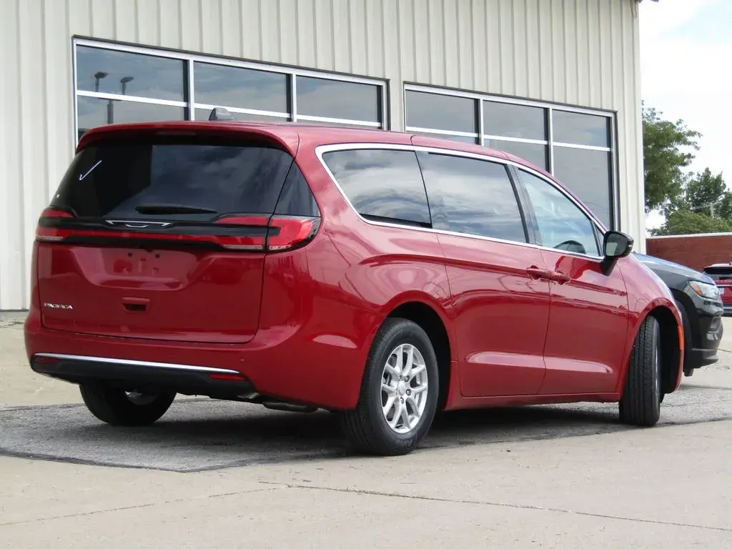 2027 Chrysler Pacifica Select photo 3