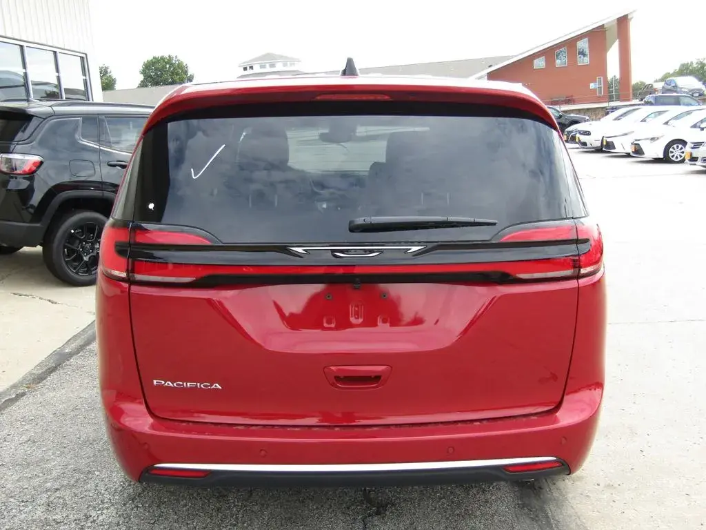 2027 Chrysler Pacifica Select photo 4