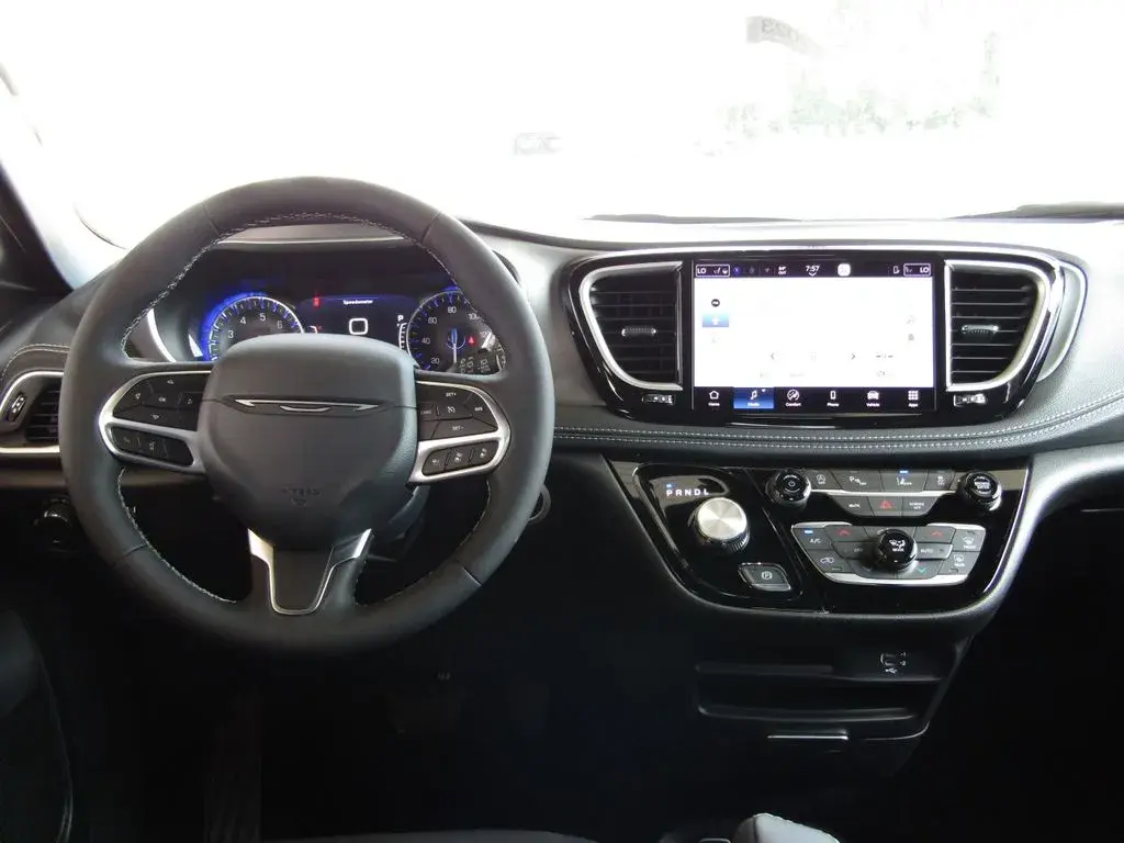 2027 Chrysler Pacifica Select photo 5