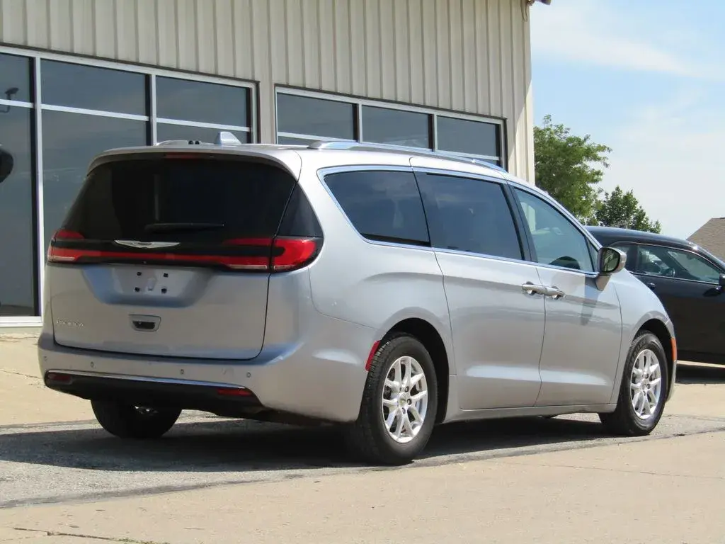 2021 Chrysler Pacifica Touring L photo 3