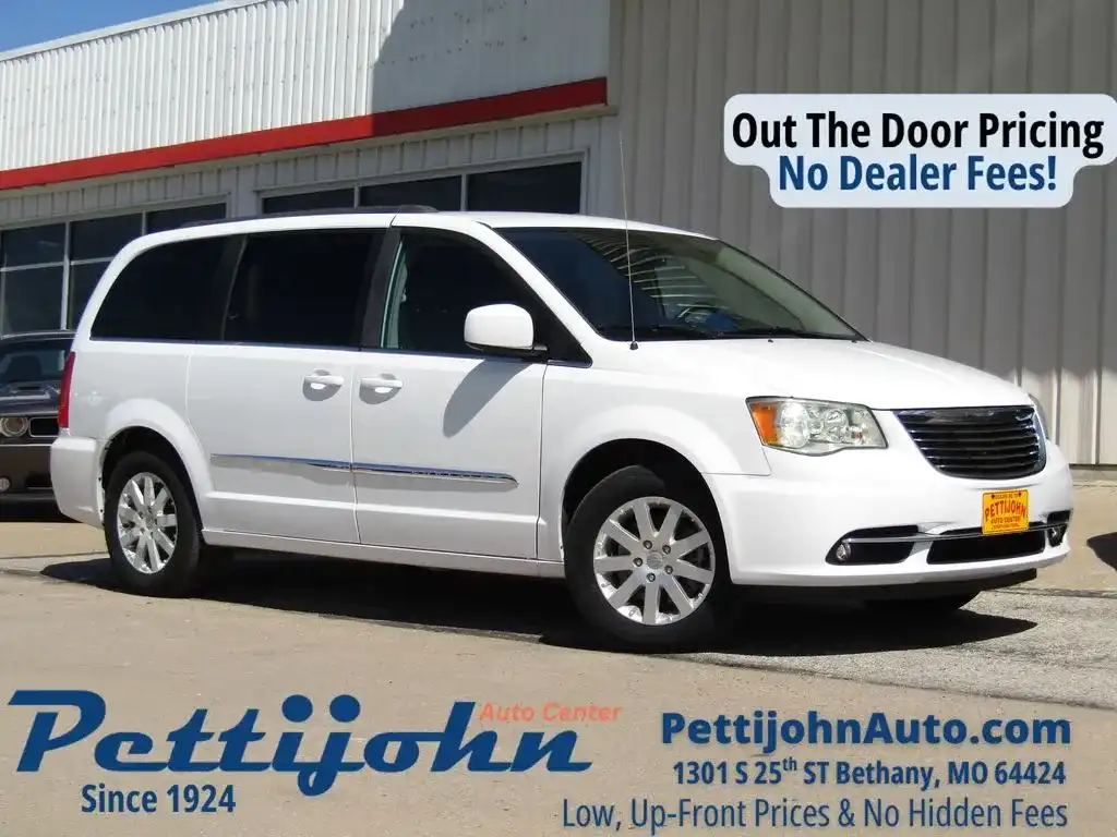 2016 Chrysler Town & Country Touring's photo