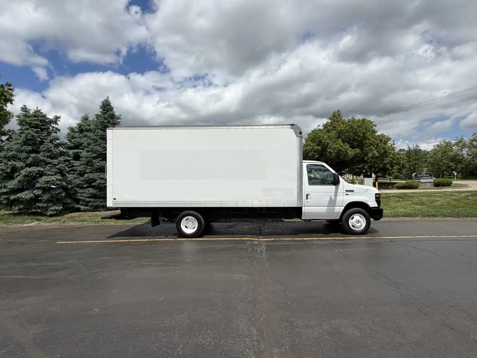 2015 Ford E-Series SRW E-350 Super Duty 138 in WB's photo