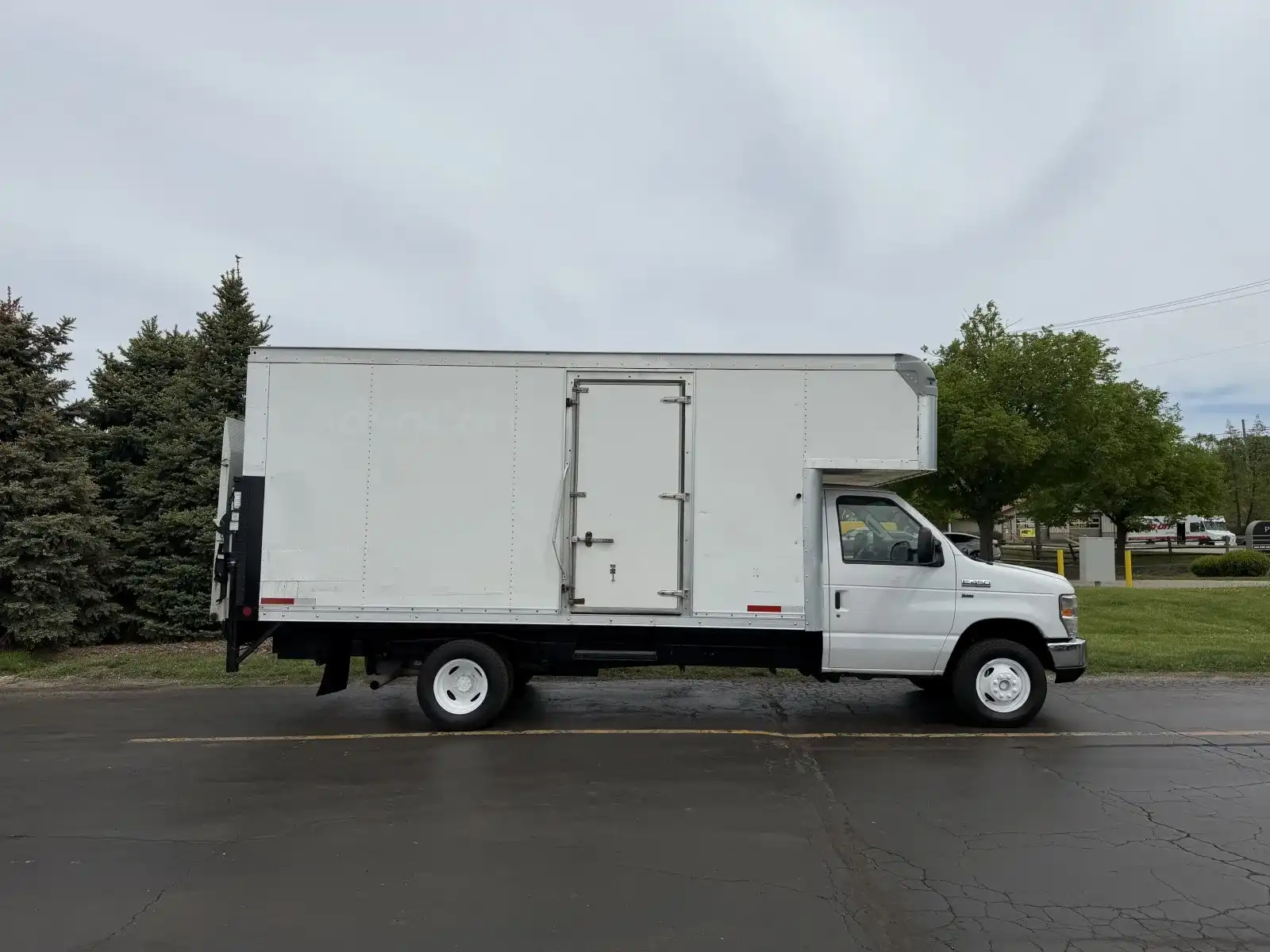 2019 Ford E-Series DRW E-450 Super Duty 158 in WB's photo