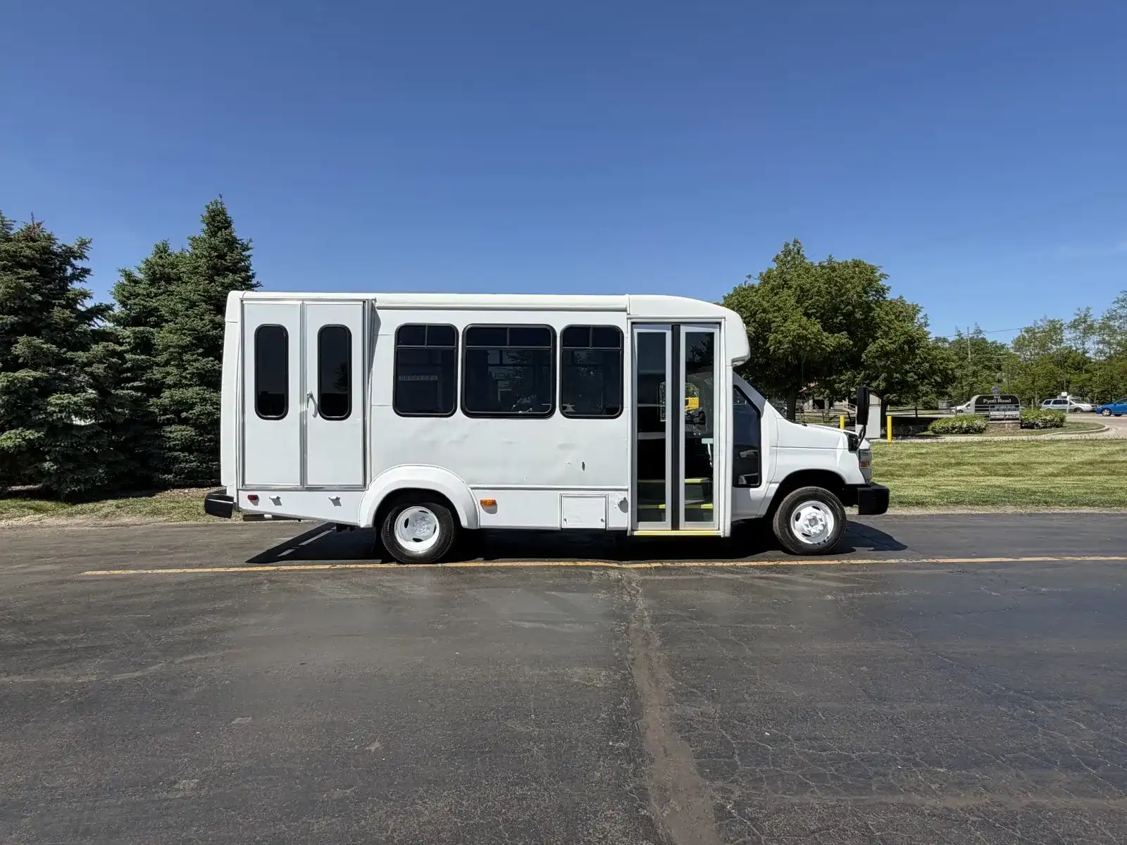 2015 Ford E-Series DRW E-450 Super Duty 158 in WB's photo