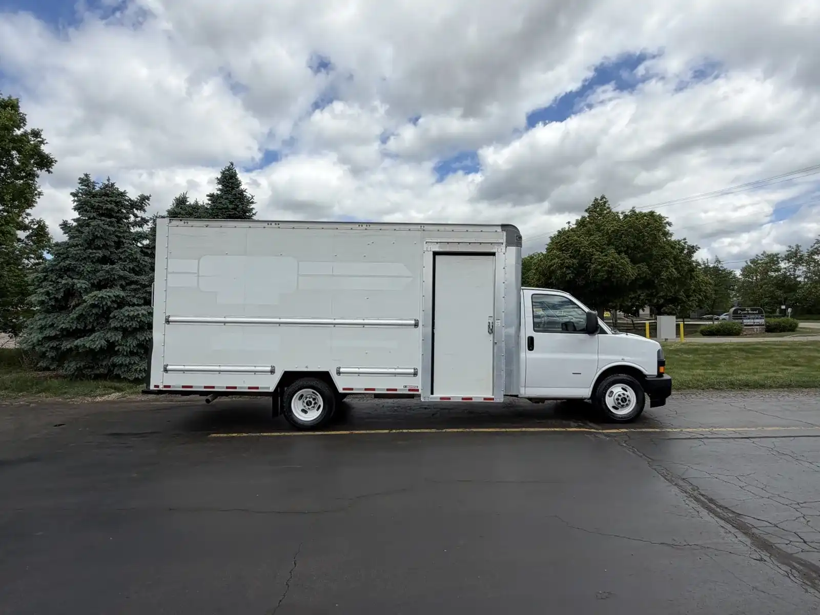 2022 GMC Savana 3500 177" WB's photo