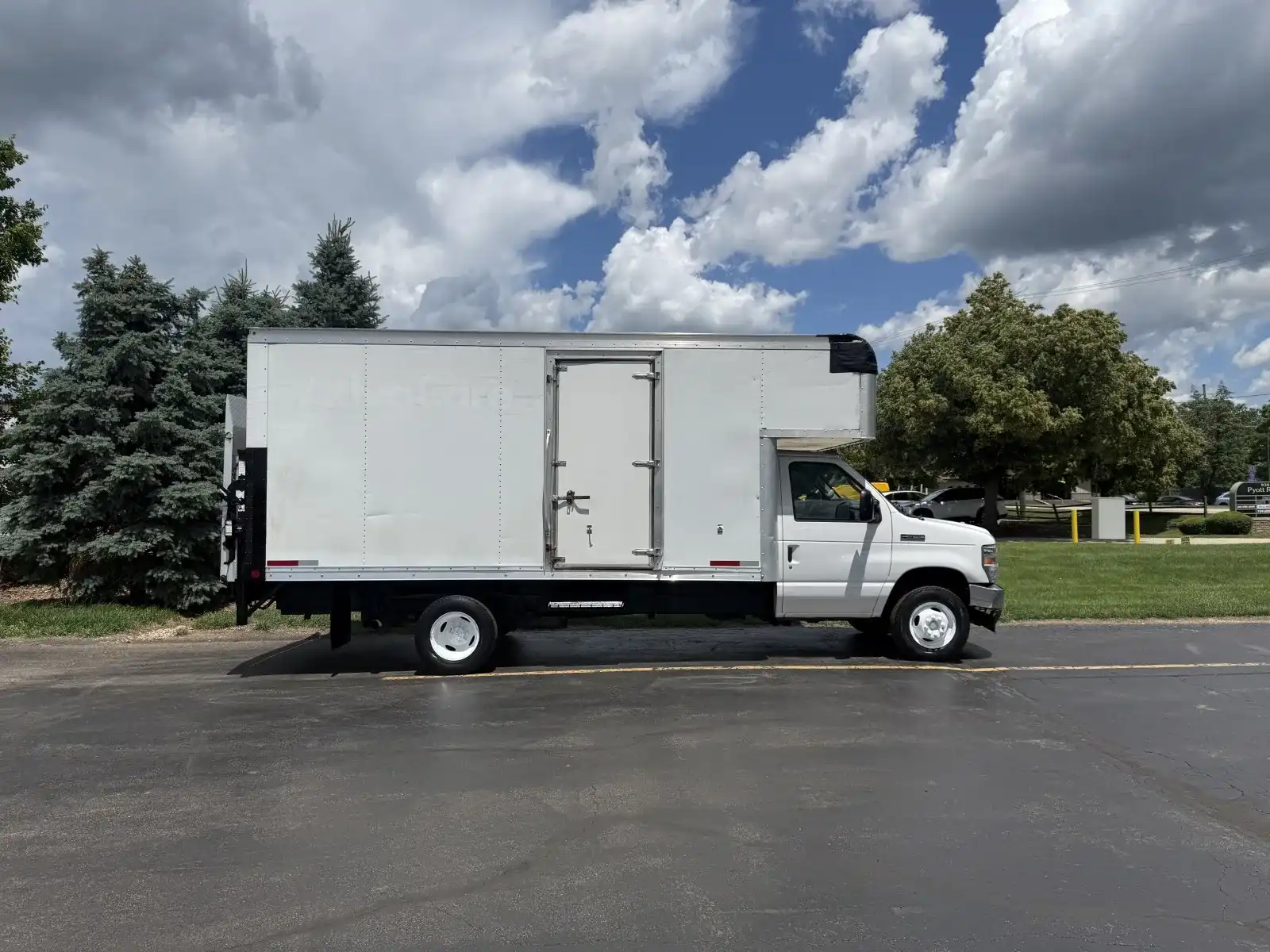 2021 Ford E-Series DRW E-450 Super Duty 158 in WB's photo
