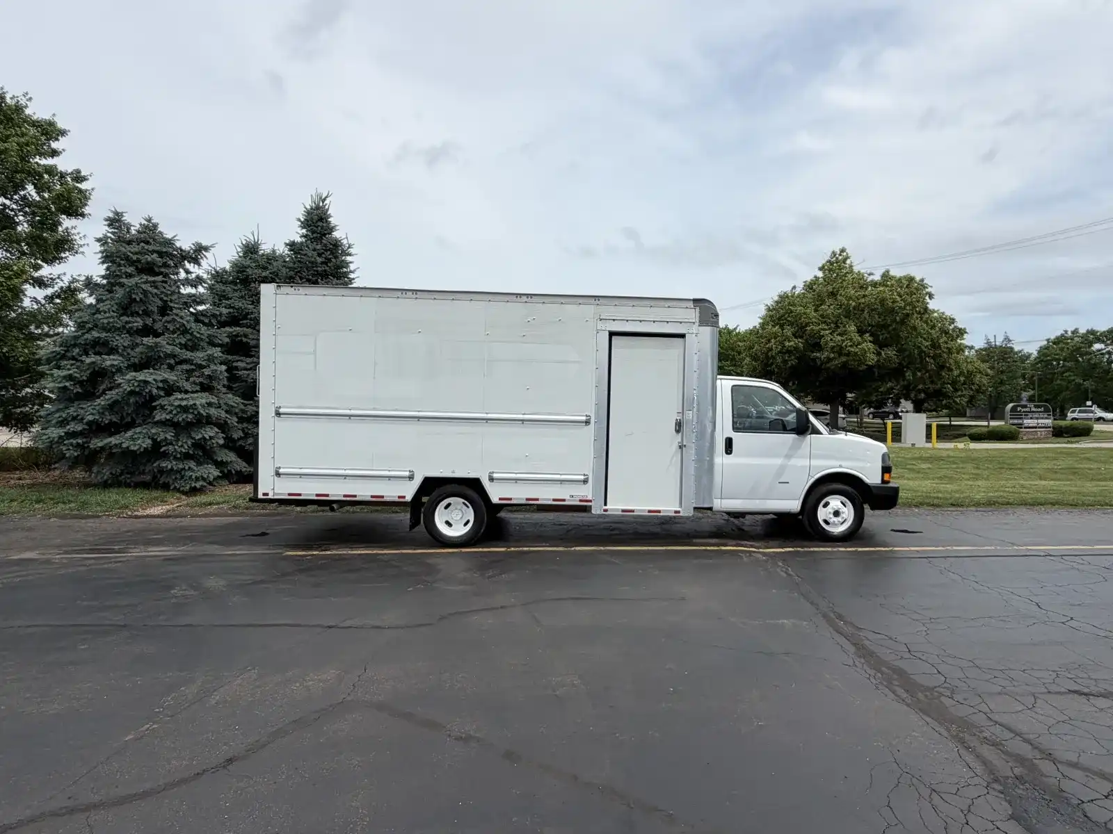 2022 GMC Savana 3500 177" WB's photo