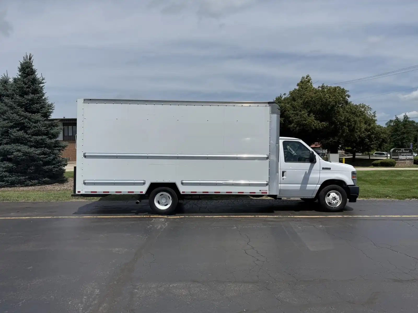 2022 Ford E-Series SRW E-350 Super Duty 138 in WB's photo