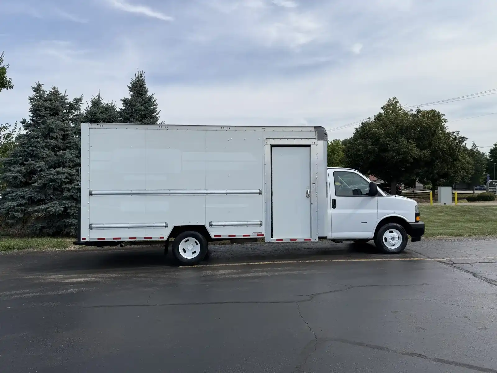 2022 GMC Savana 3500 177" WB's photo