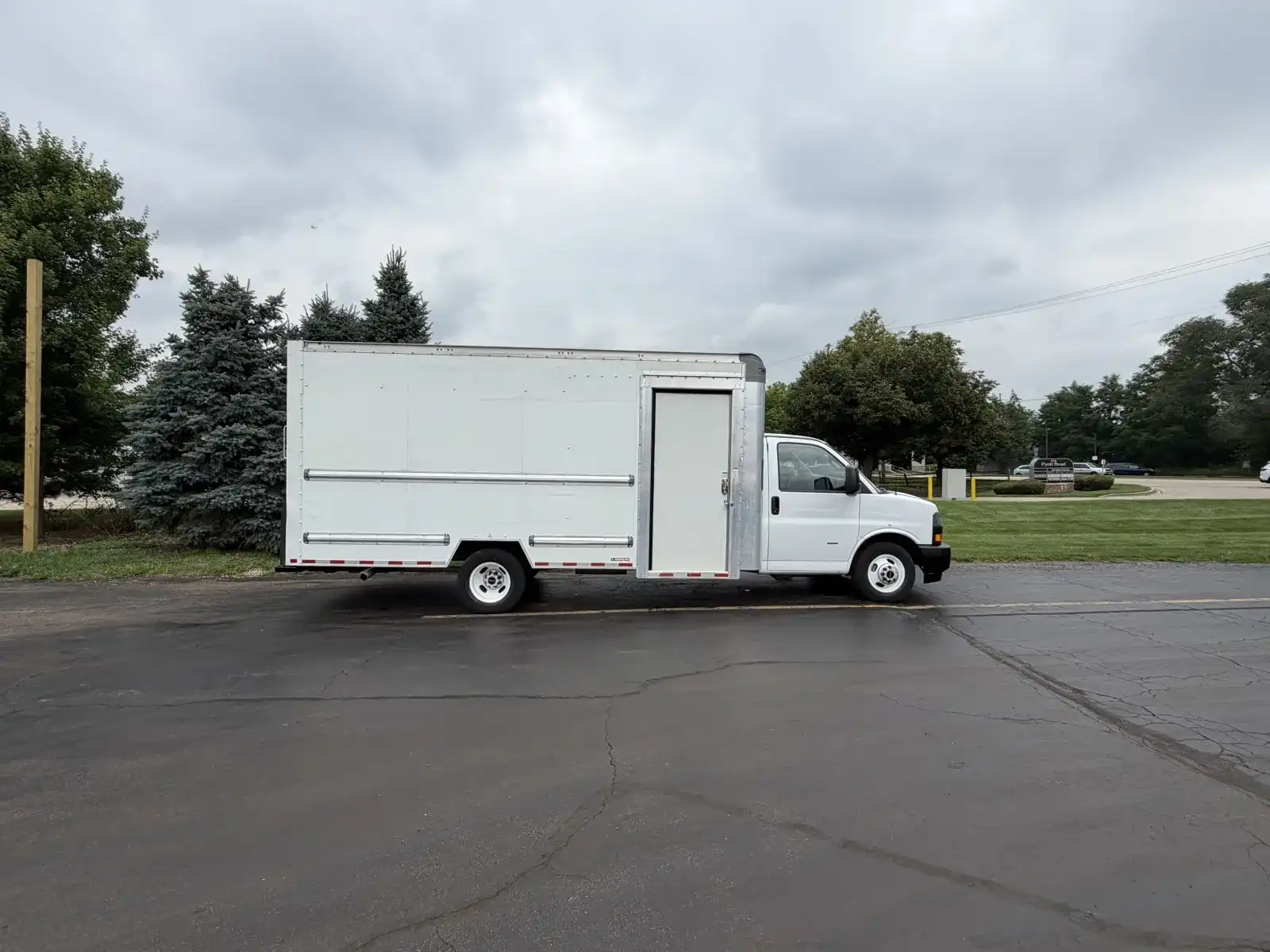 2022 GMC Savana 3500 177" WB's photo