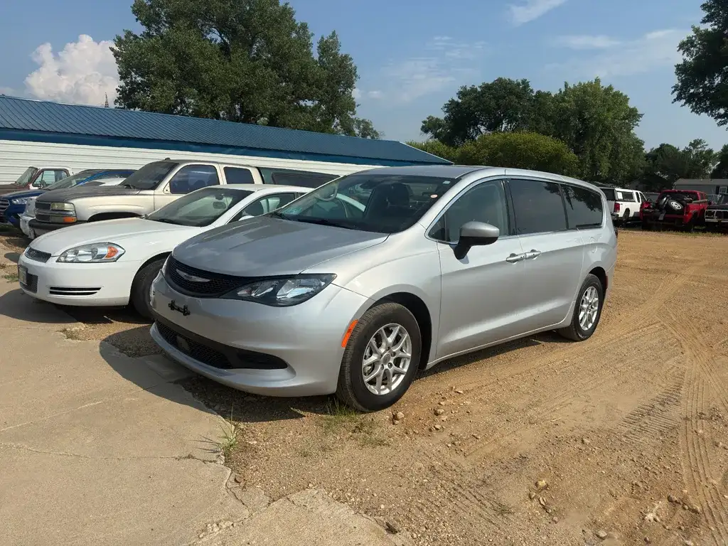2023 Chrysler Voyager LX's photo