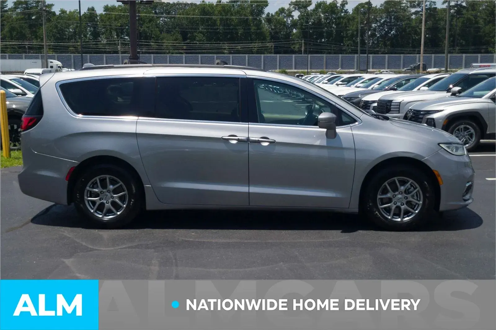 2021 Chrysler Pacifica Touring photo 4