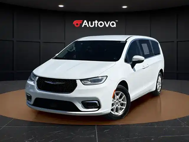 2023 Chrysler Pacifica Touring L's photo