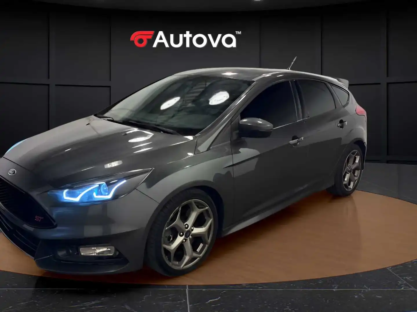 2017 Ford Focus ST Hatchback 5-Door's photo