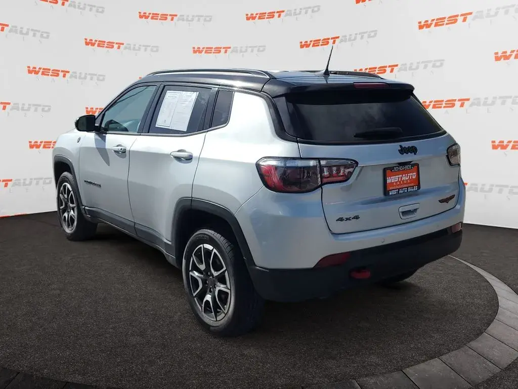 2025 Jeep Compass Trailhawk 4X4 photo 3