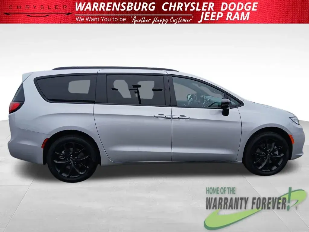 2026 Chrysler Pacifica Select AWD photo 3