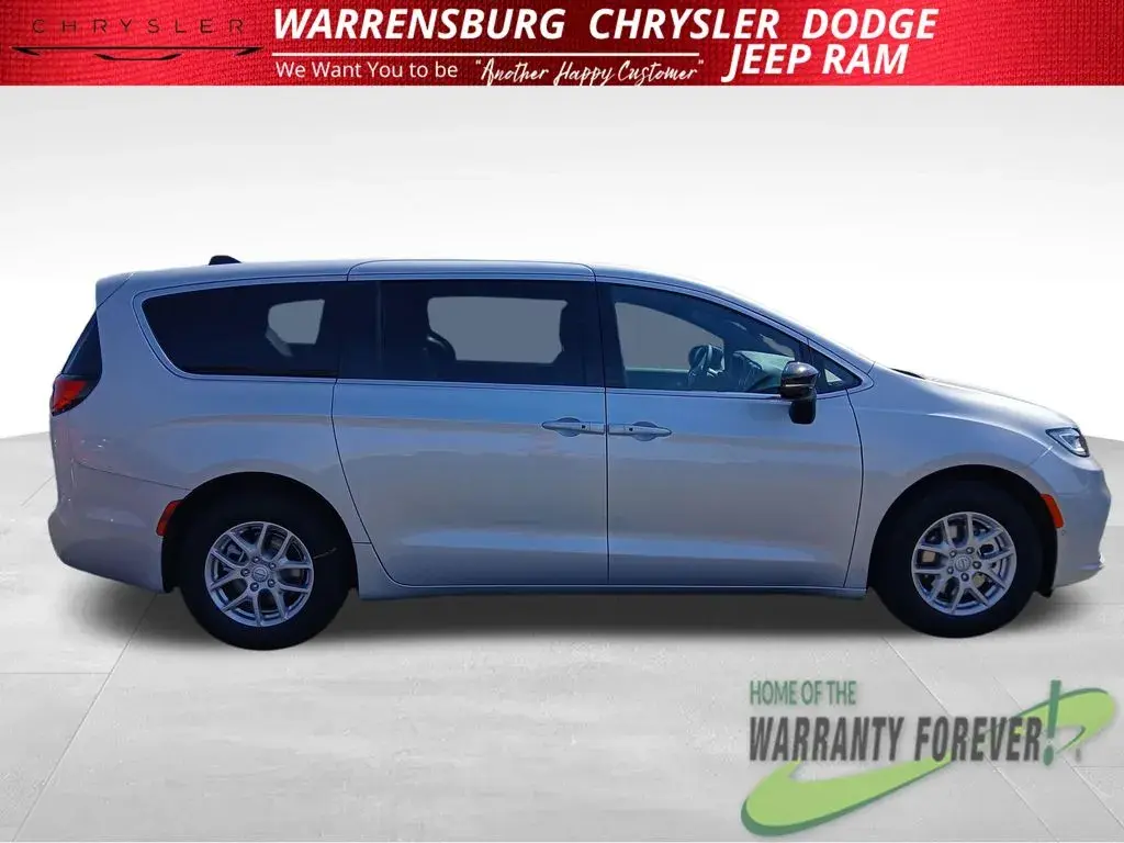 2026 Chrysler Pacifica Select photo 3