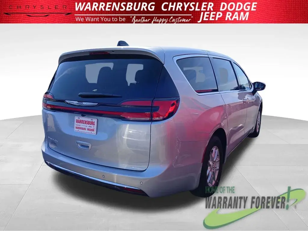 2026 Chrysler Pacifica Select photo 4