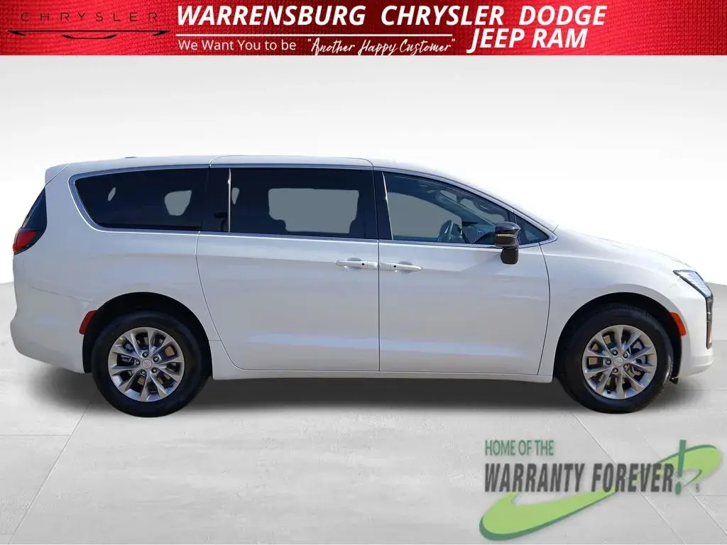 2027 Chrysler Pacifica Select AWD photo 3