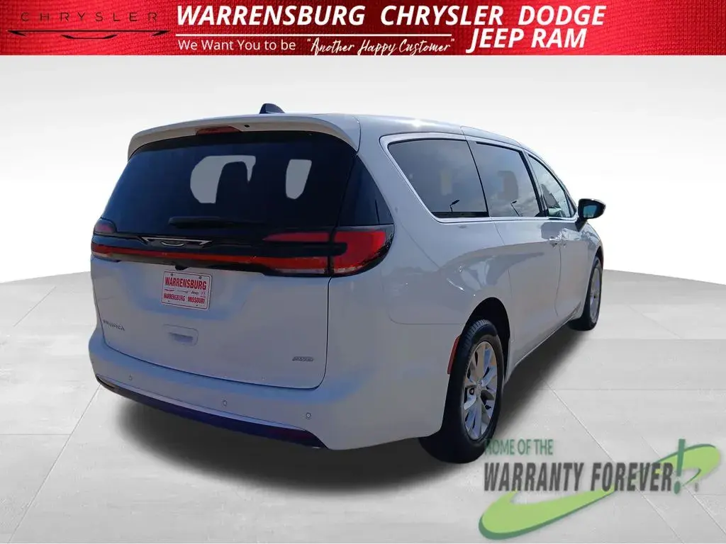 2027 Chrysler Pacifica Select AWD photo 4