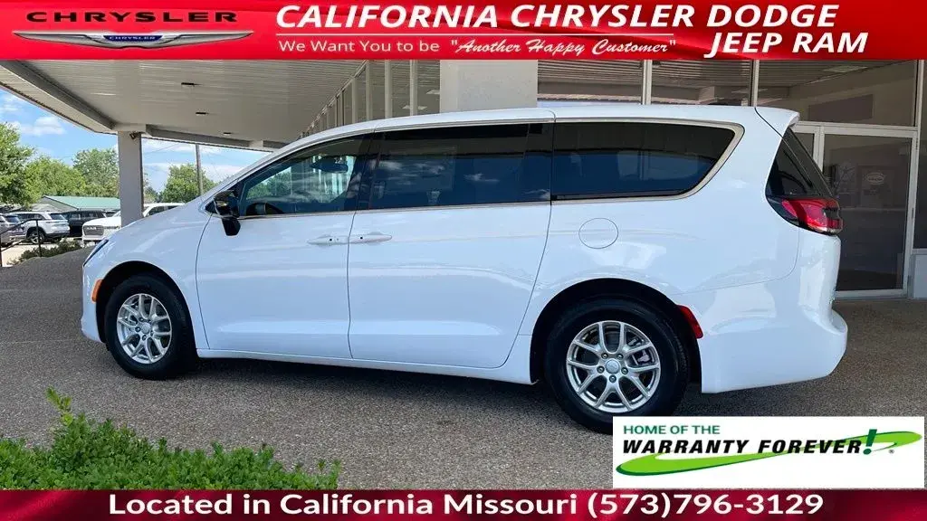 2027 Chrysler Pacifica Select photo 5