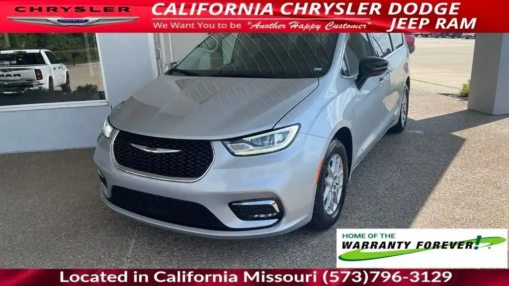 2024 Chrysler Pacifica Touring L's photo