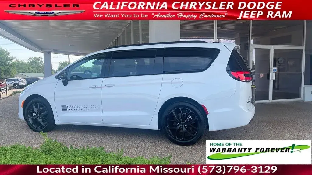 2027 Chrysler Pacifica Select photo 5