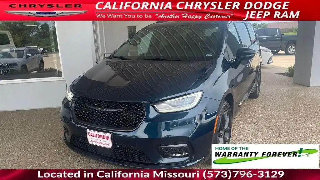 2023 Chrysler Pacifica Limited AWD's photo