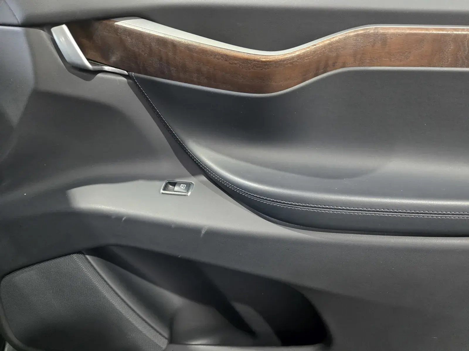 2020 Tesla Model X Long Range Plus photo 5