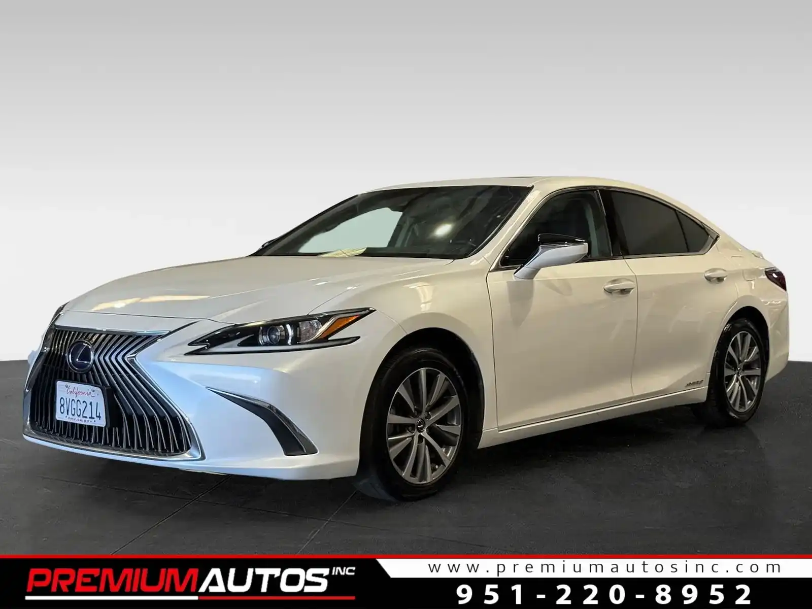 2021 Lexus ES 300h 300h's photo