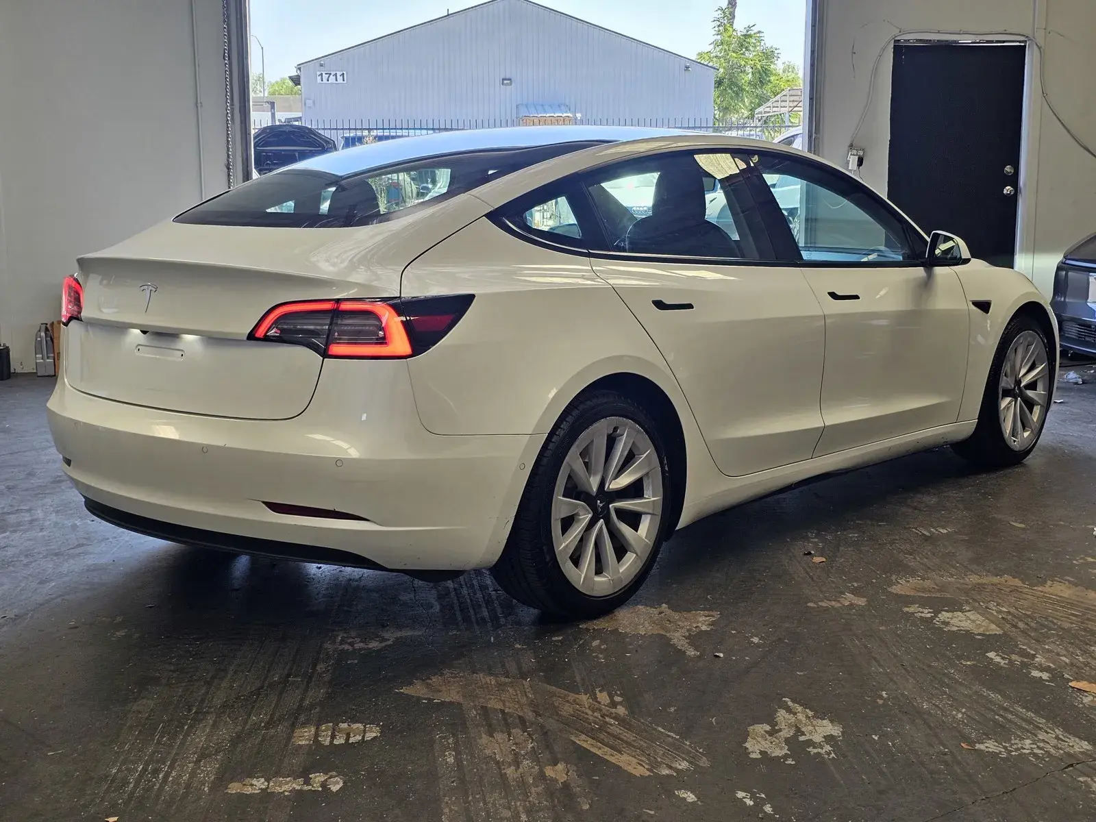 2022 Tesla Model 3 Standard Range Plus photo 4