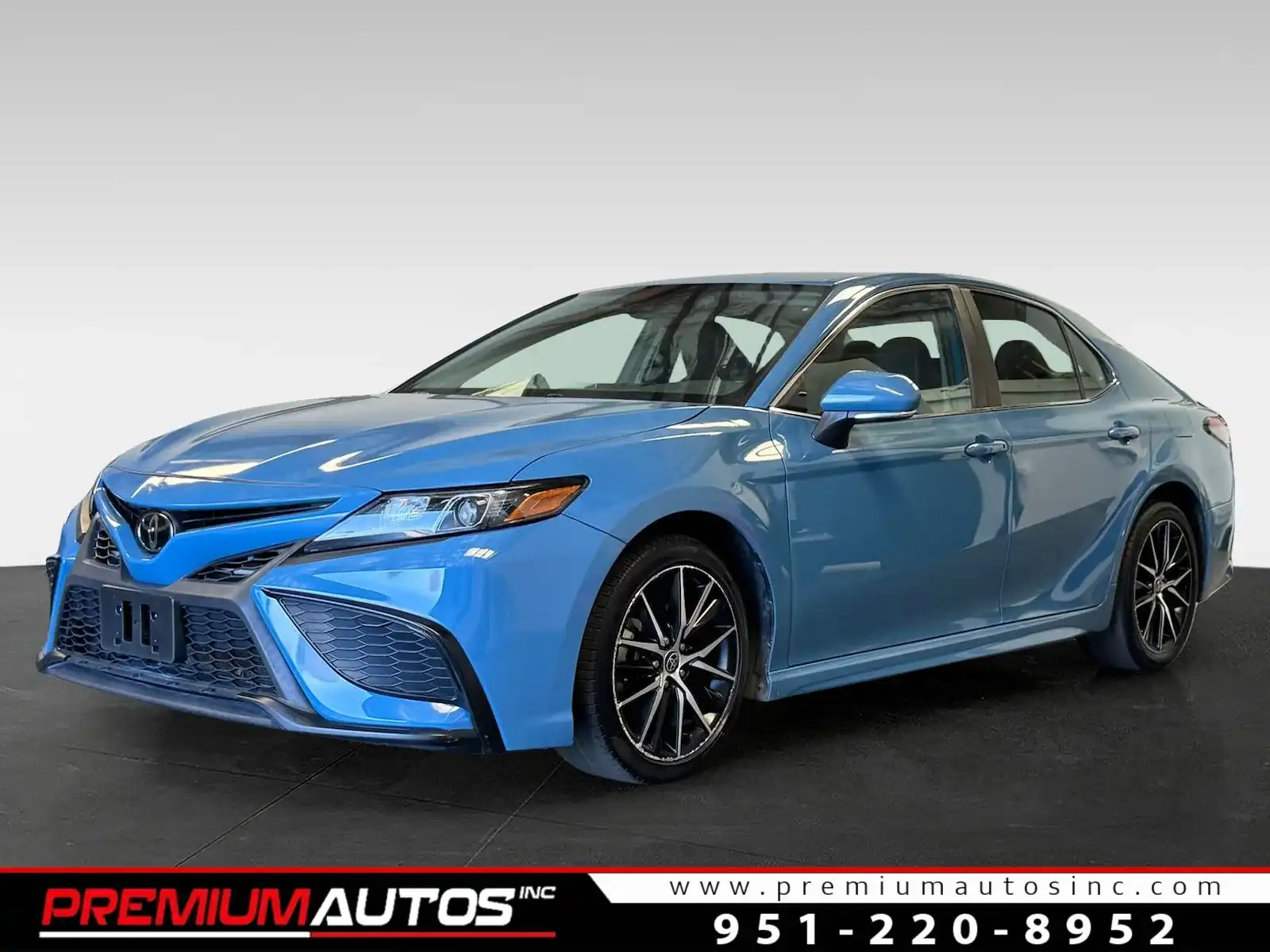 2023 Toyota Camry SE's photo