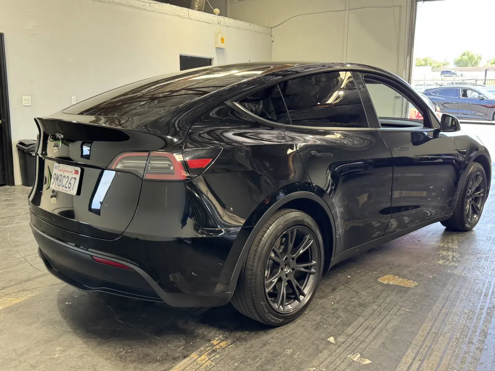 2024 Tesla Model Y Long Range RWD photo 4