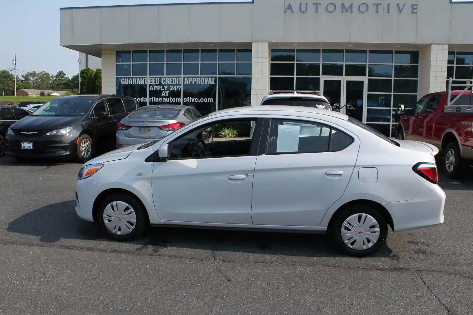 2022 Mitsubishi Mirage ES's photo