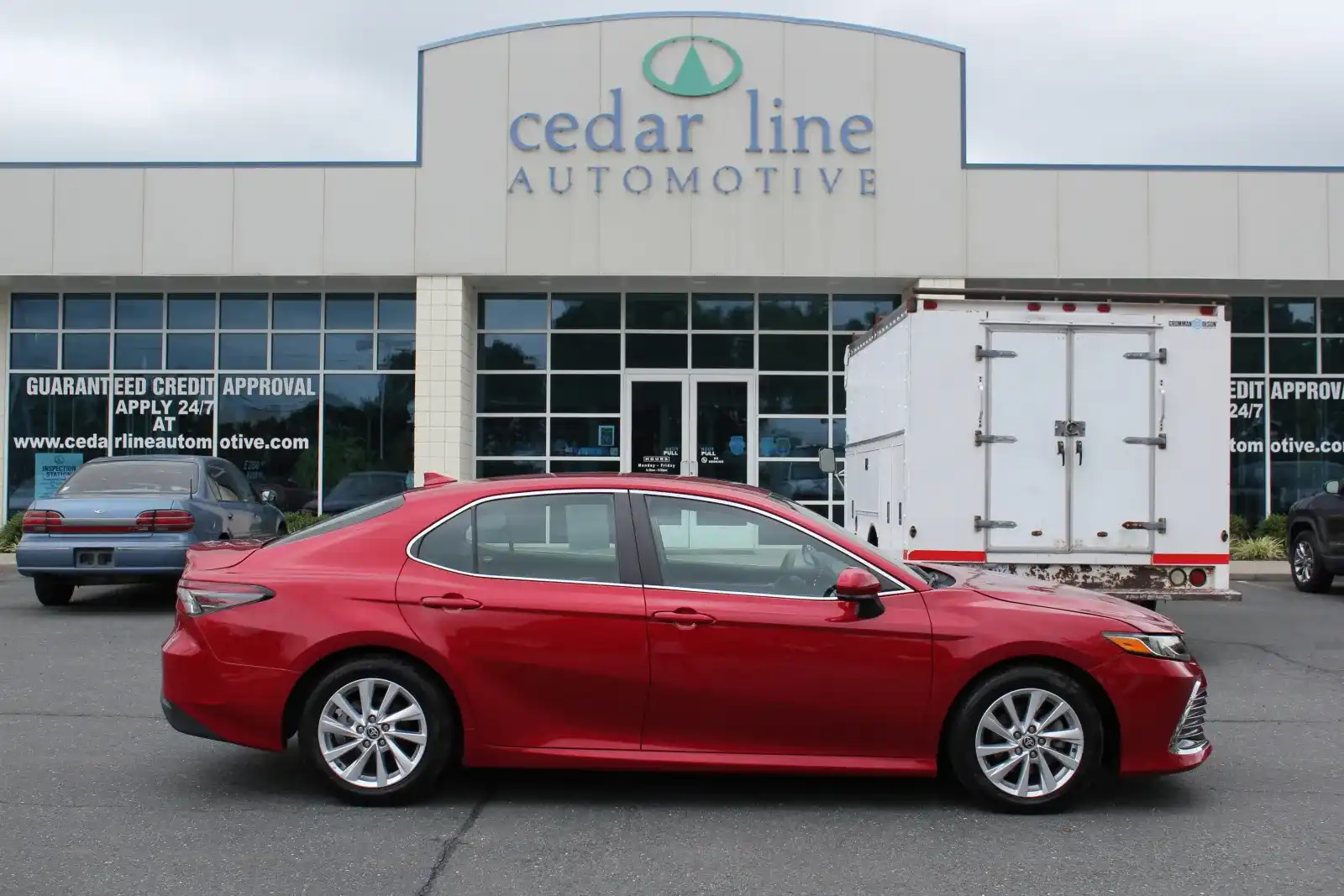 2023 Toyota Camry LE's photo
