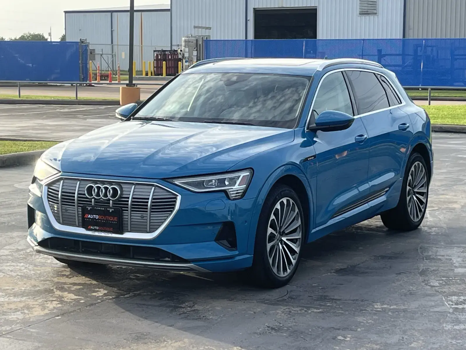 2019 Audi e-tron Prestige photo 3