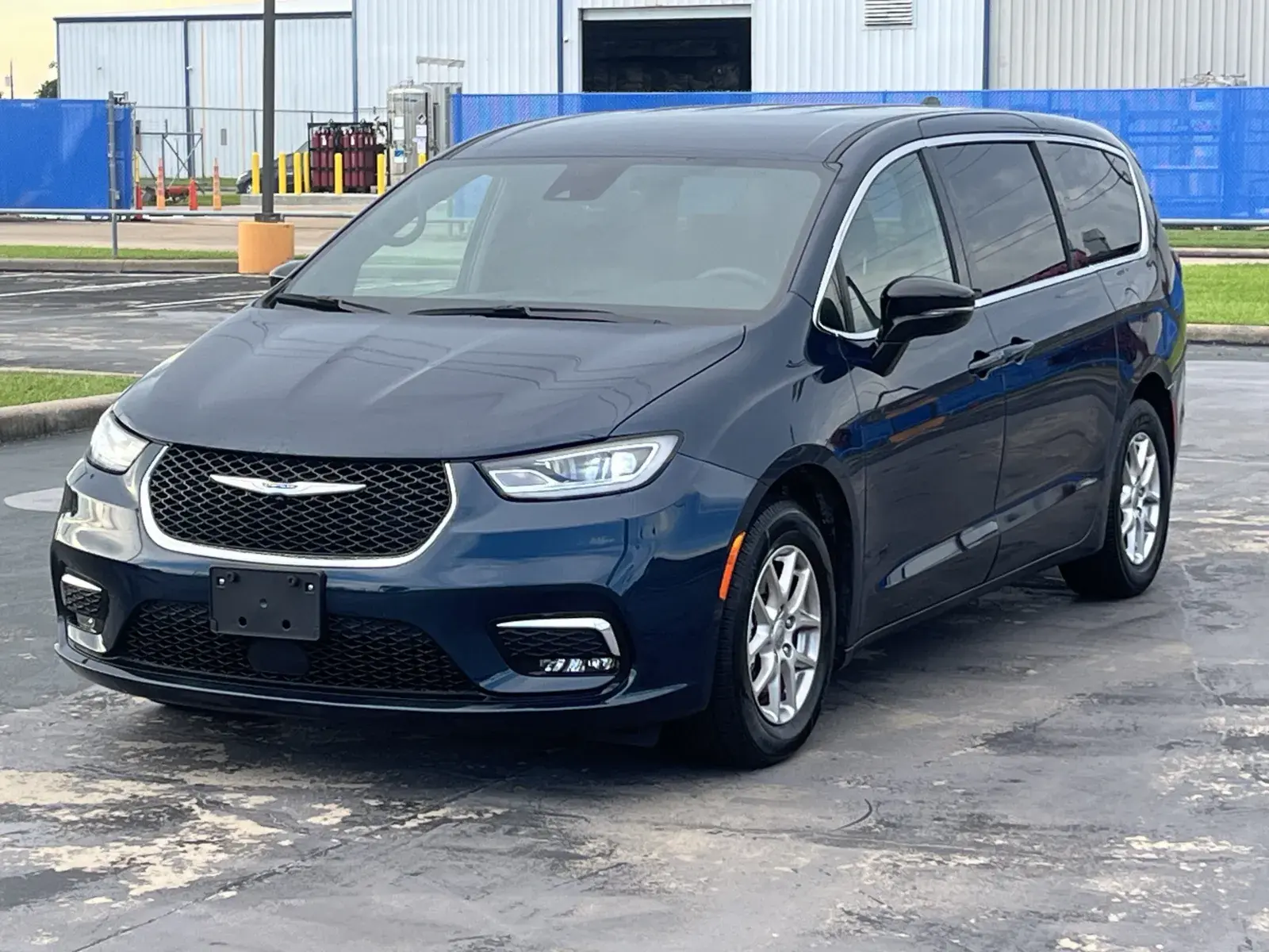 2025 Chrysler Pacifica Select photo 3