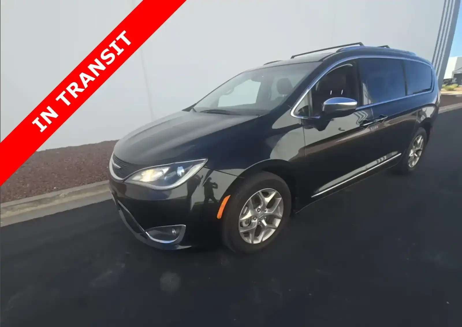 2017 Chrysler Pacifica Limited's photo