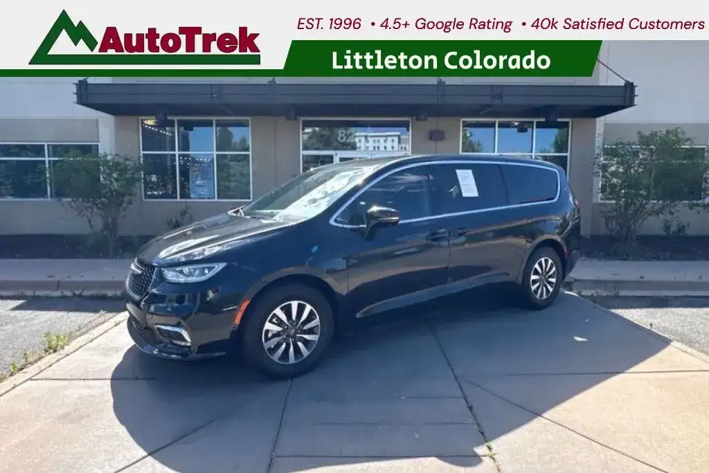 2022 Chrysler Pacifica Hybrid Touring L's photo