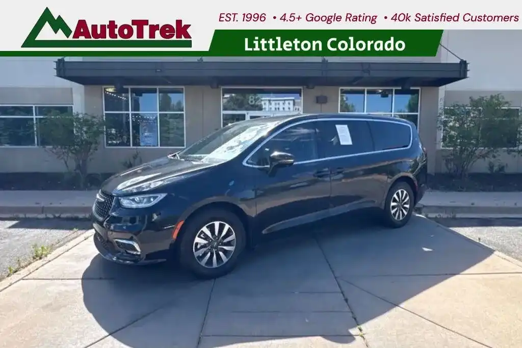 2022 Chrysler Pacifica Hybrid Touring L Hybrid's photo